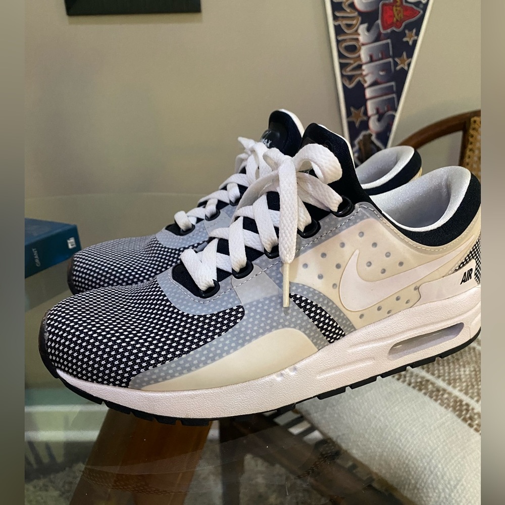 Nike Air Max - Black and White - 6 Youth (Boys)